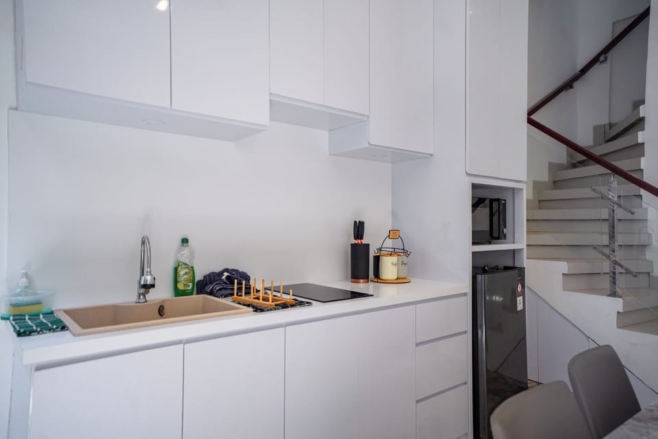 Deluxe Studio | Private kitchen | Fridge, microwave, stovetop