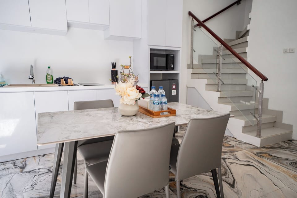 Deluxe Studio | Private kitchen | Fridge, microwave, stovetop