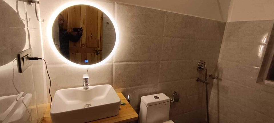 Deluxe Room, Balcony | Bathroom | Shower, free toiletries, towels, soap