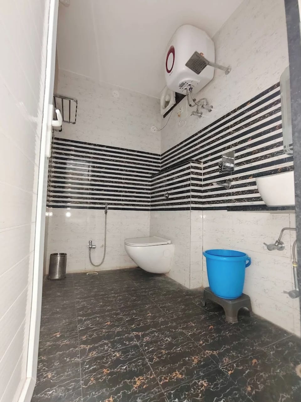Deluxe Double Room, Air conditioning | Bathroom | Shower, rainfall showerhead, towels, soap