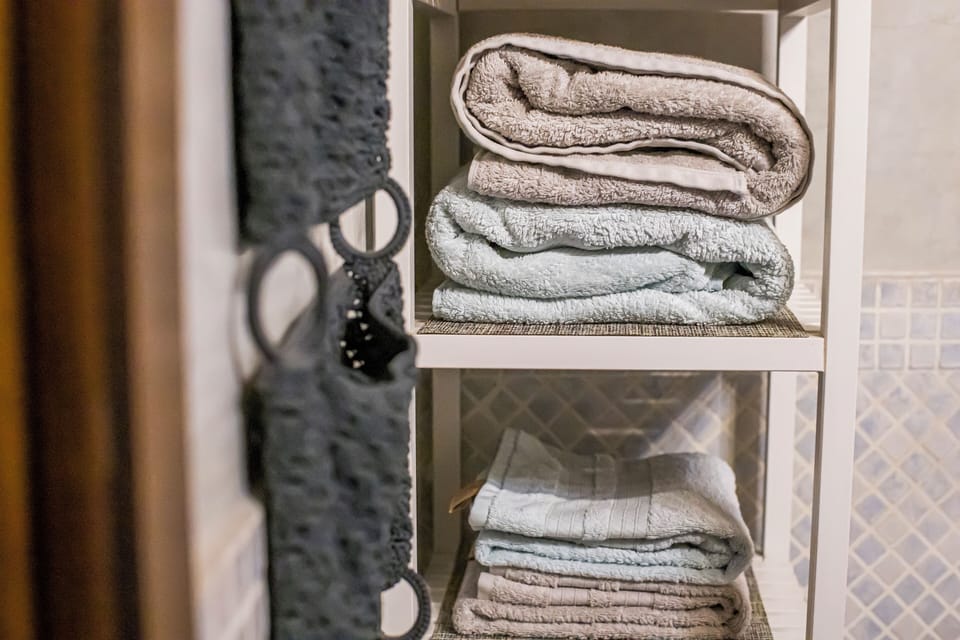 Deluxe Duplex, Balcony, Courtyard View | Bathroom | Shower, free toiletries, hair dryer, towels