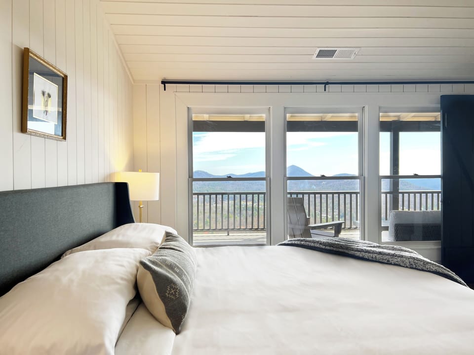 The Outland Skyhaus | Premium bedding, minibar, individually decorated, individually furnished