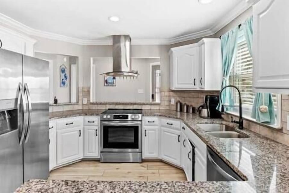 Kitchen, fully stocked
