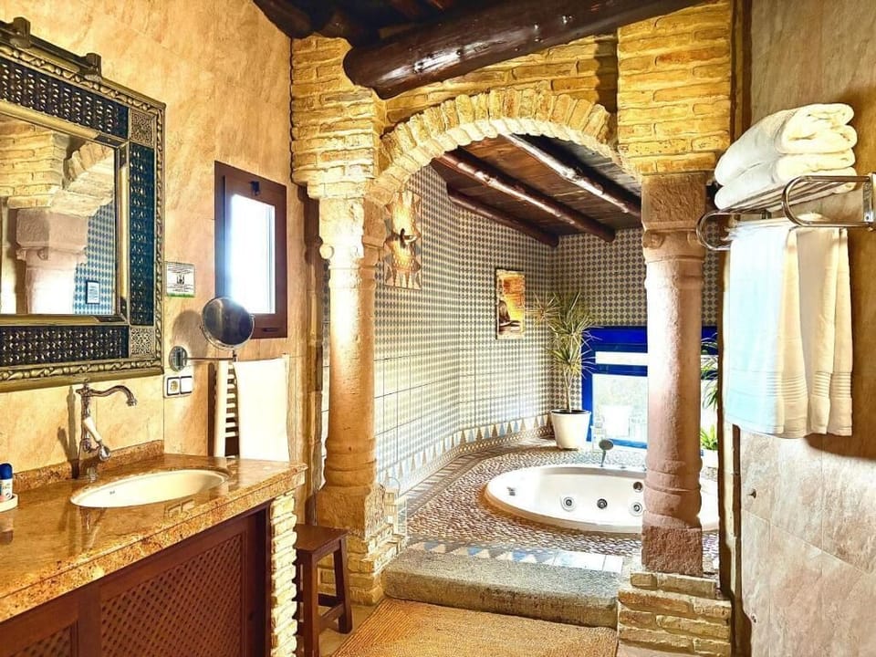 Superior Suite, Garden View | Bathroom