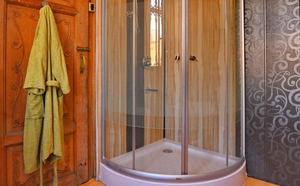 Luxury Triple Room, Multiple Beds, Air conditioning, Hill View | Bathroom | Slippers