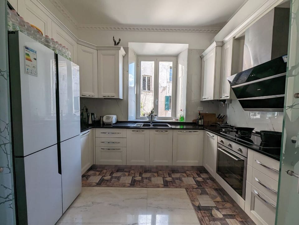 Full-size fridge, microwave, oven, stovetop