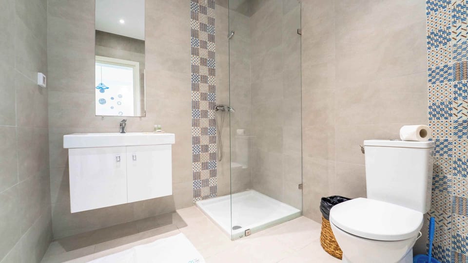  Ceramic Room | Bathroom | Shower, rainfall showerhead, designer toiletries, hair dryer