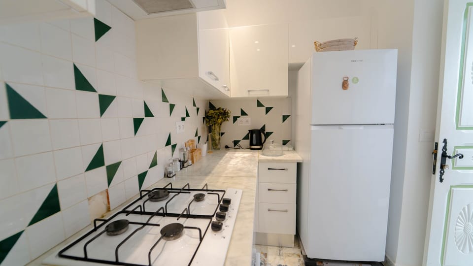 Full-size fridge, stovetop, coffee/tea maker, cookware/dishes/utensils