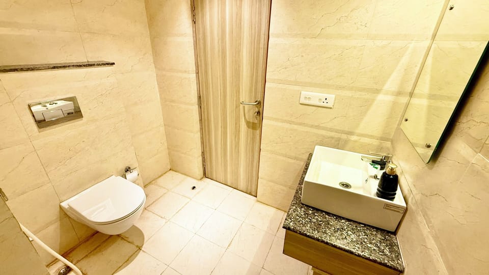 Shower, rainfall showerhead, free toiletries, bidet