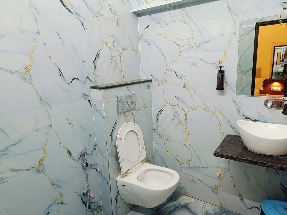 Deluxe Double Room | Bathroom | Towels, soap