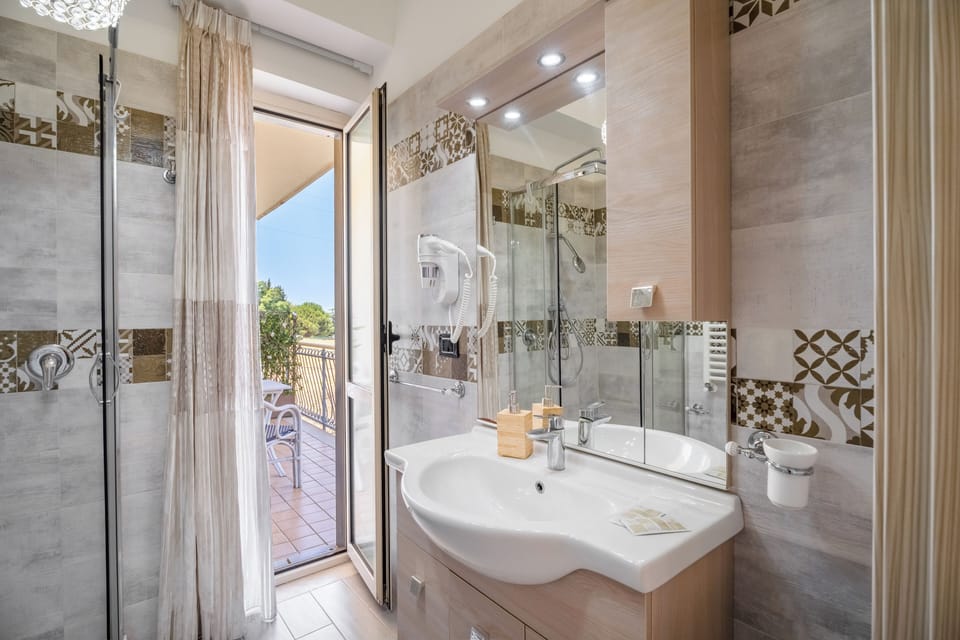 Basic Room, Balcony, Bay View (Ischia) | Bathroom | Slippers, bidet, soap, shampoo