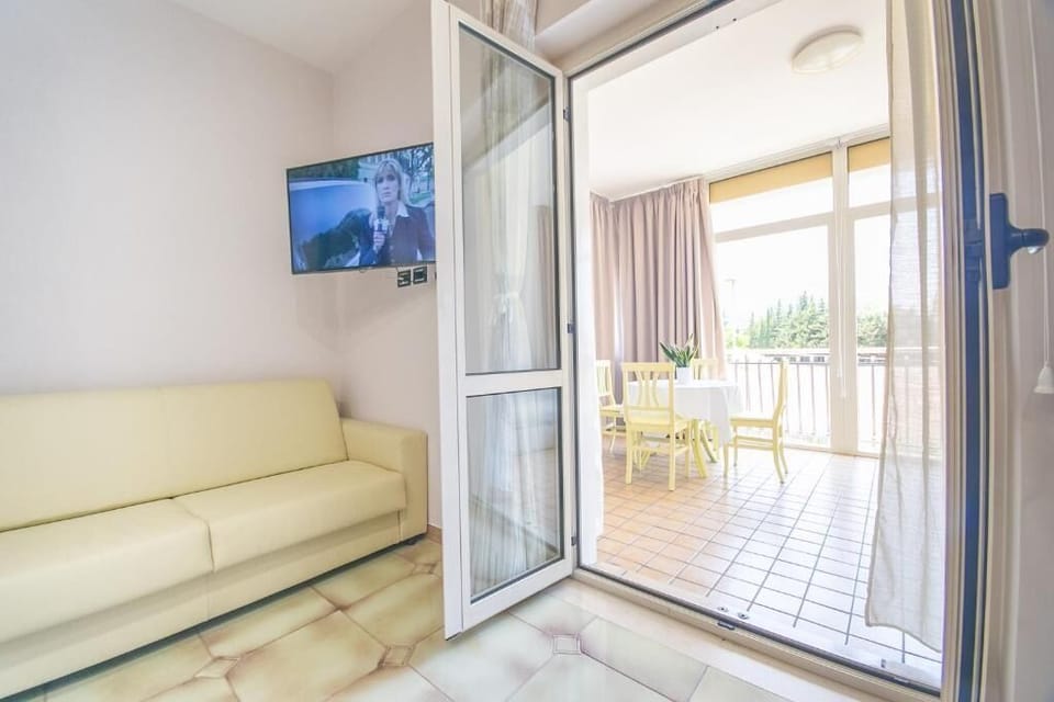 Comfort Room, Ocean View (Positano) | Living area | TV
