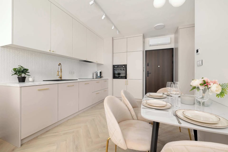 From this angle reveals the smooth transistion from the kitchenette area into the dining space.