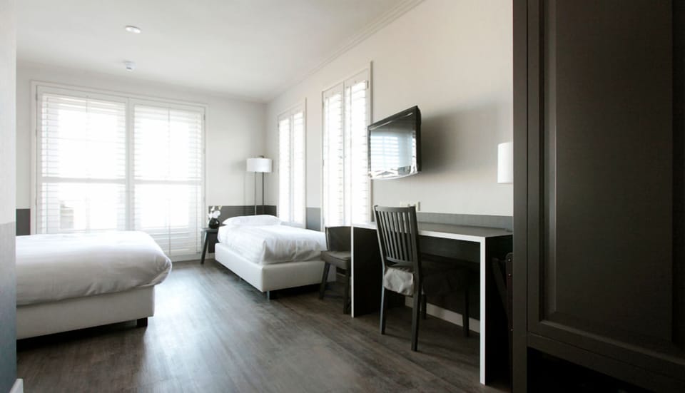 Unit with three single beds