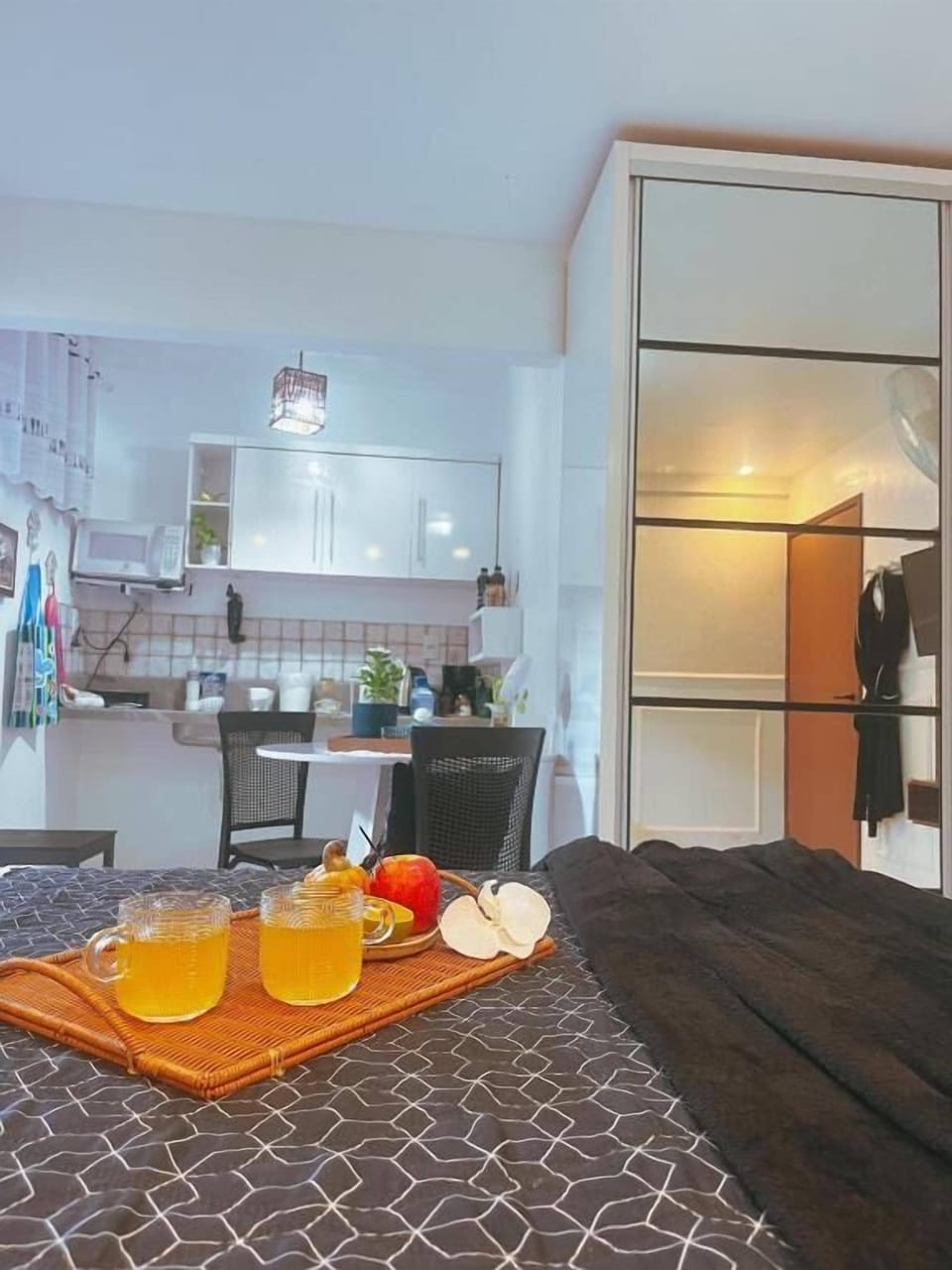Family Suite | Private kitchen | Mini-fridge, microwave, cookware/dishes/utensils
