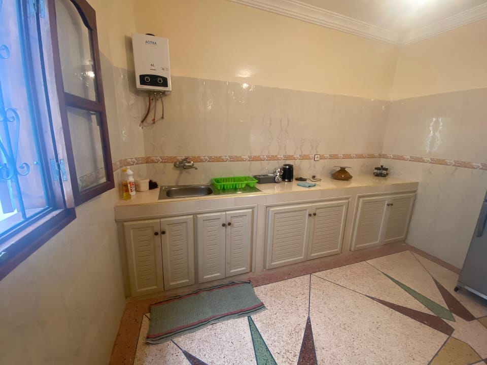 Full-size fridge, oven, stovetop, cookware/dishes/utensils