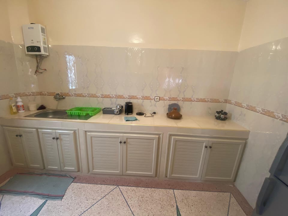 Full-size fridge, oven, stovetop, cookware/dishes/utensils