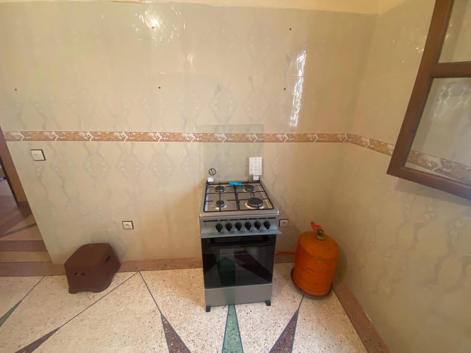 Full-size fridge, oven, stovetop, cookware/dishes/utensils