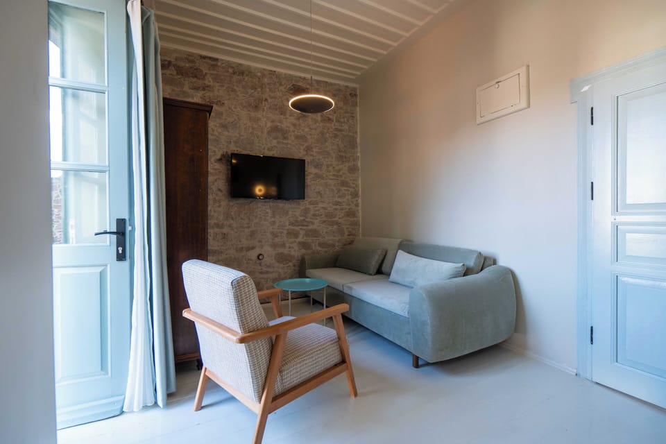 Family Quadruple Room | Living area