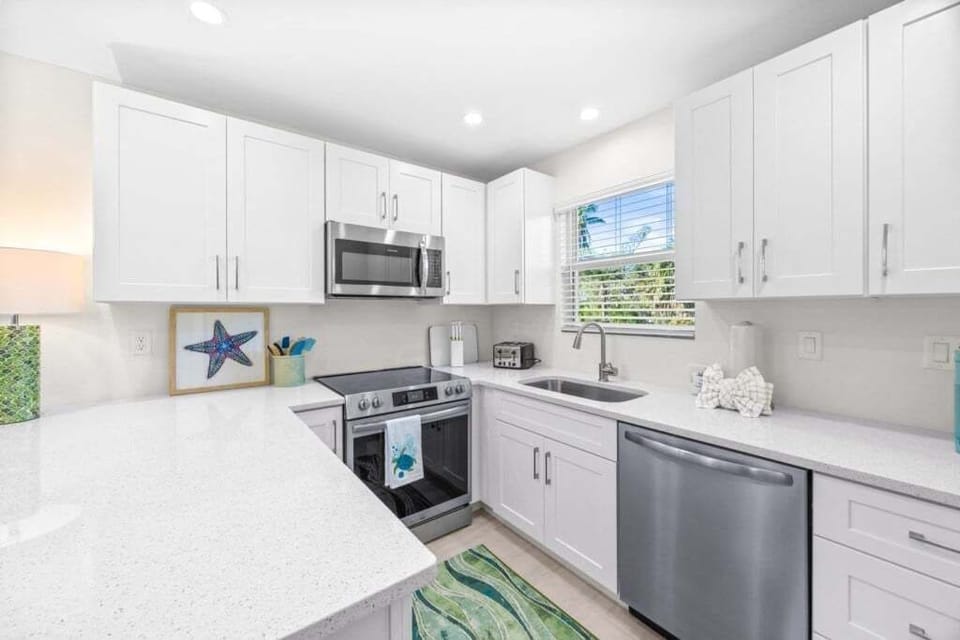 Condo, 2 Bedrooms | Private kitchen