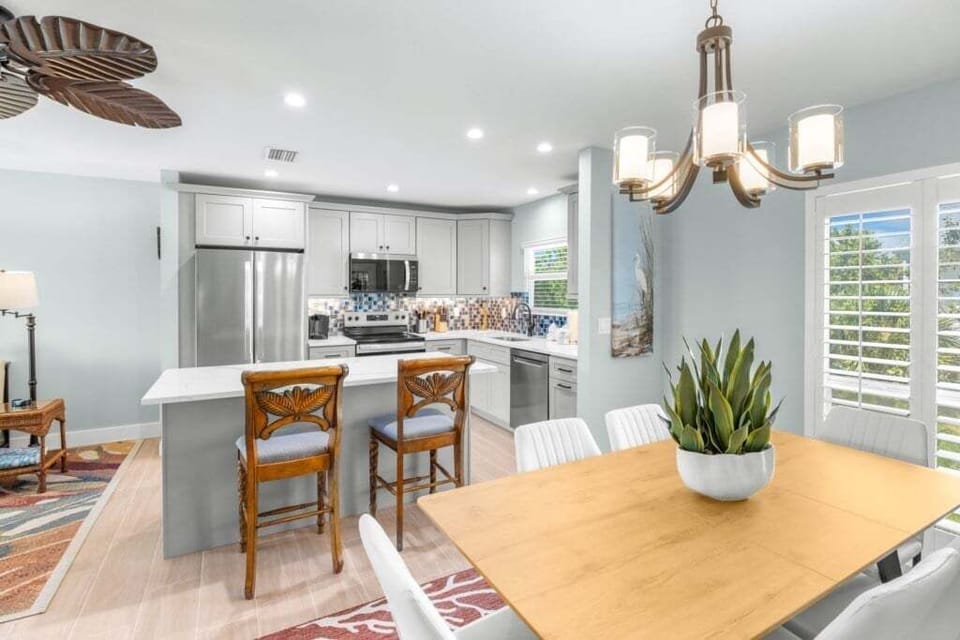 Condo, 2 Bedrooms | Dining