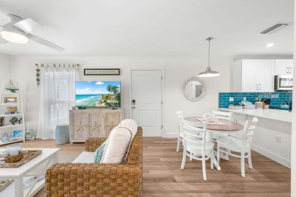 Condo, 2 Bedrooms | Living area