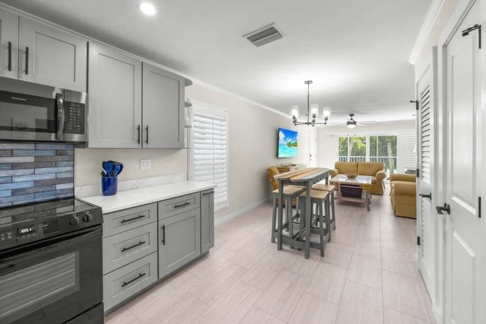 Condo, 2 Bedrooms | Private kitchen