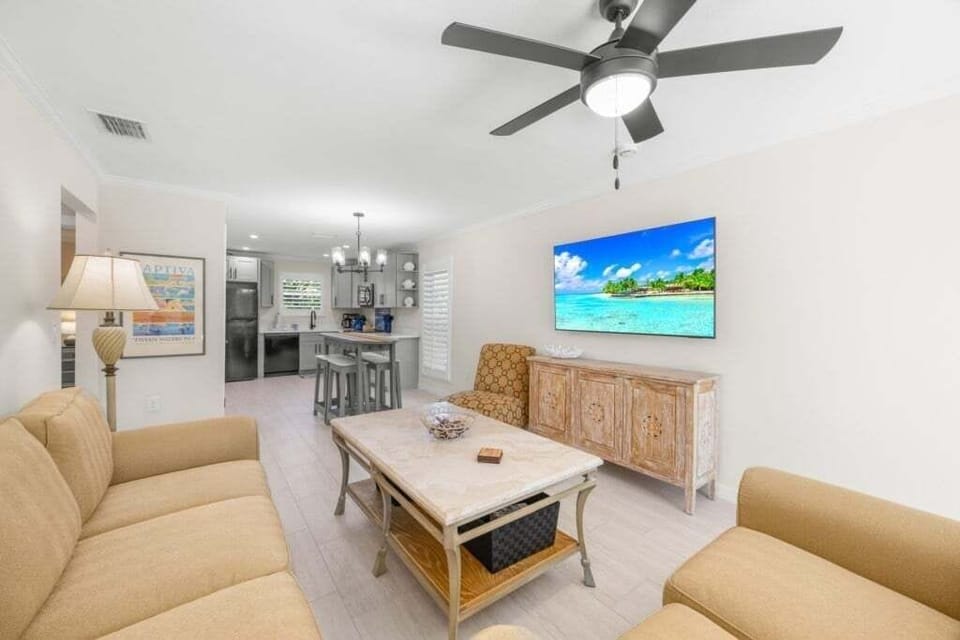 Condo, 2 Bedrooms | Living area