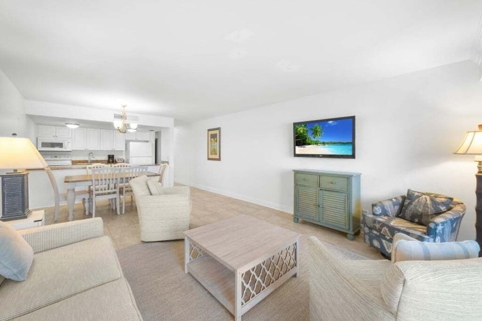 Condo, 2 Bedrooms | Living area