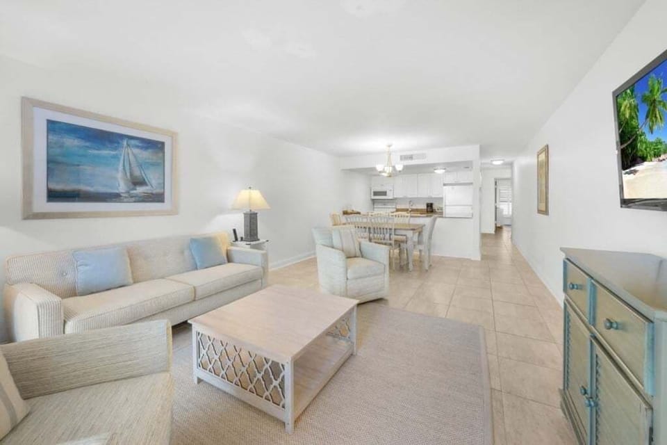 Condo, 2 Bedrooms | Living area