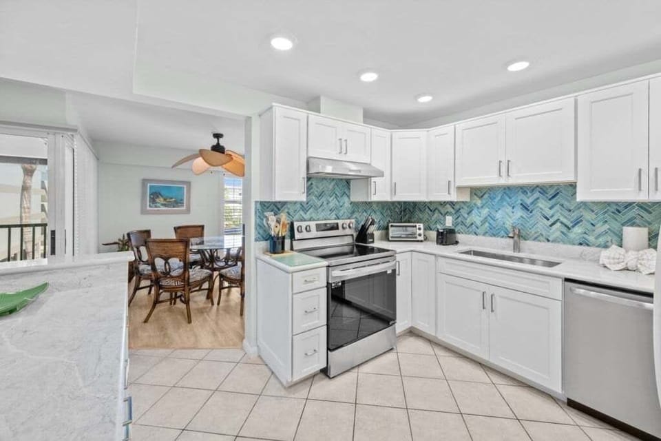 Condo, 3 Bedrooms | Private kitchen