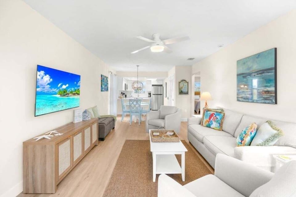 Condo, 2 Bedrooms | Living area