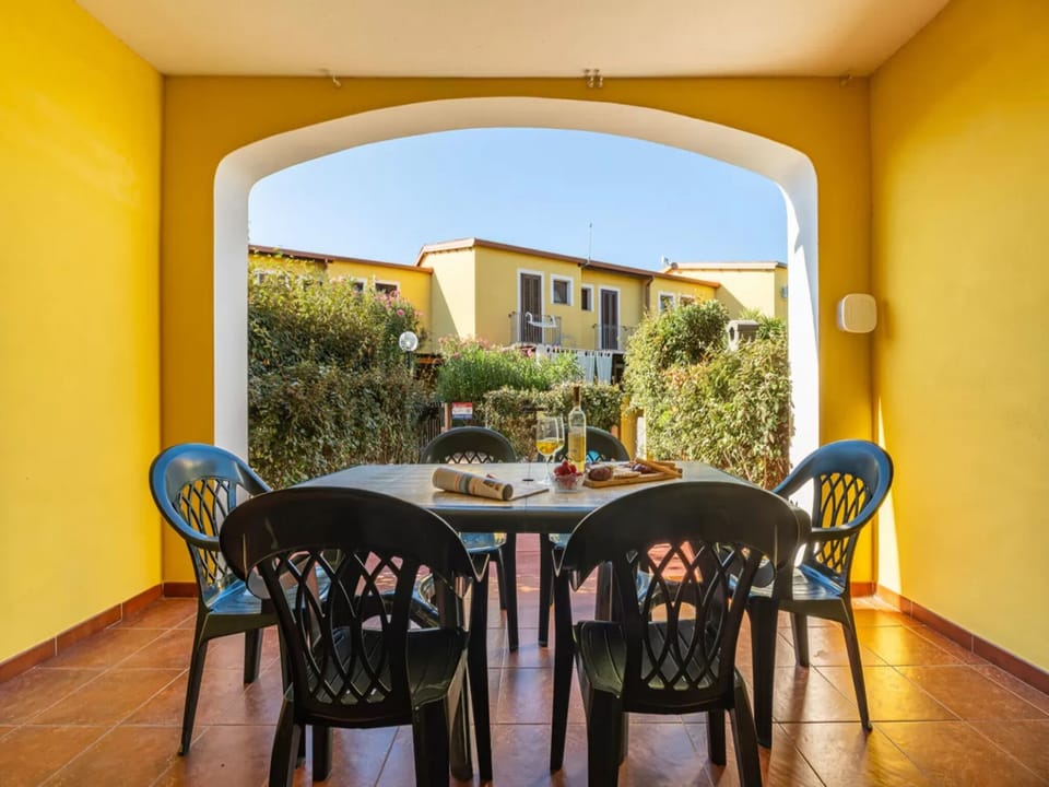 Villa, 2 Bedrooms, Balcony, Garden View | Dining room