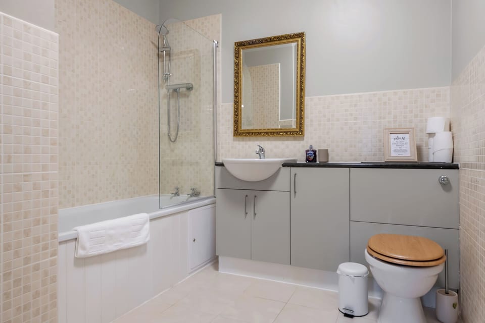 Cottage, 1 Bedroom, Non Smoking, Kitchen | Bathroom | Combined shower/tub, free toiletries, towels, soap