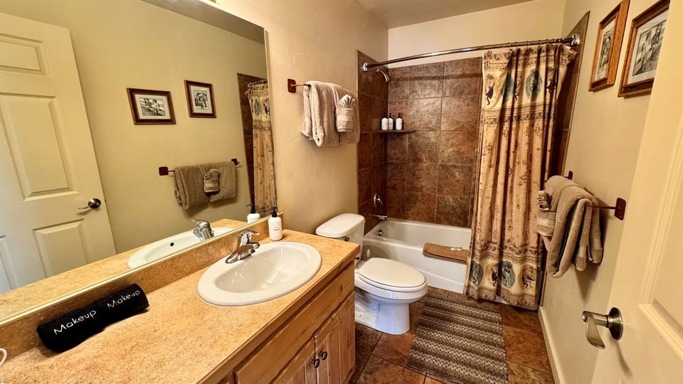 Guest Bathroom with Combination Shower/Tub