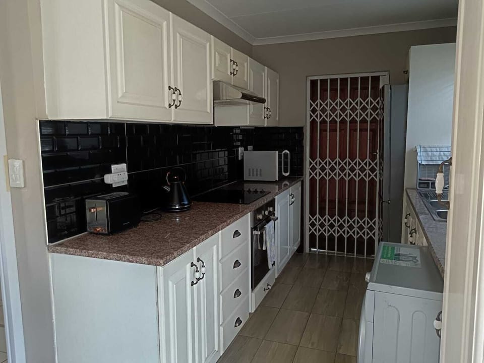 Full-size fridge, microwave, oven, stovetop
