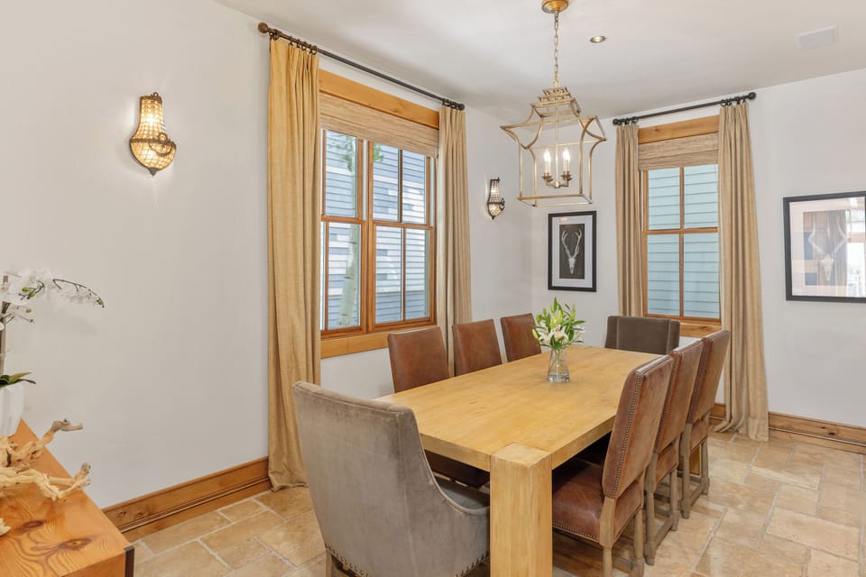 3.1-first-light-telluride-dining1