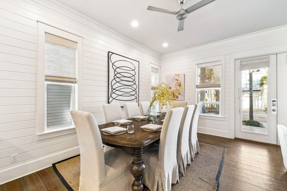 Dining Area with Seating for 8 - Perfect for Gourmet Dinners