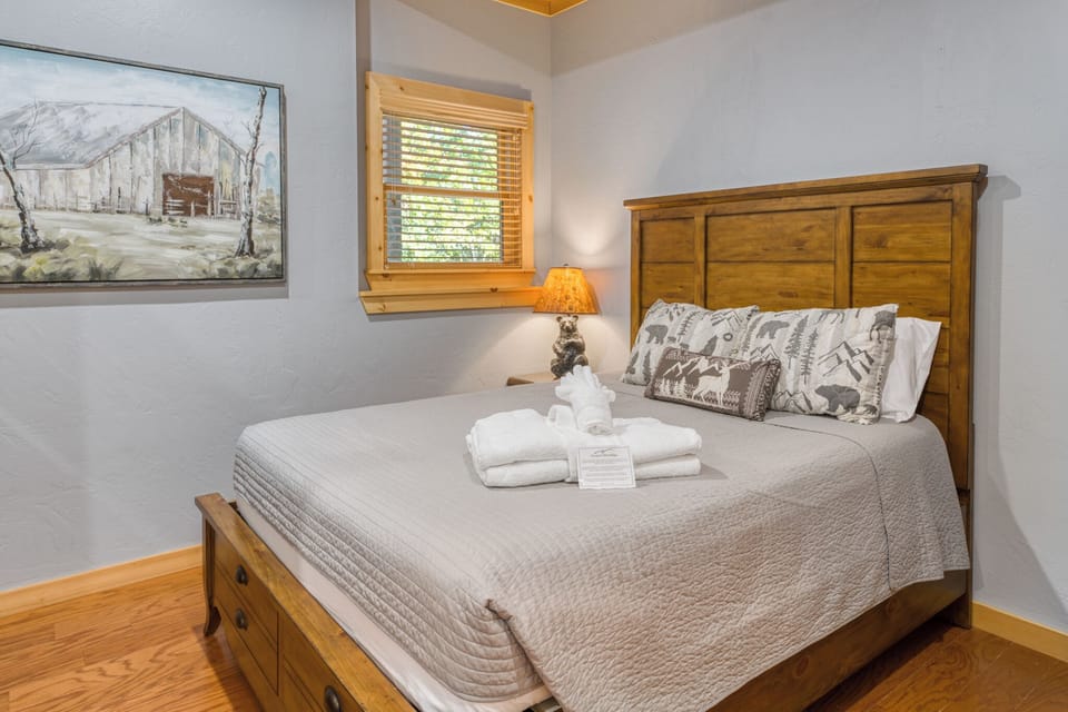Wolf Branch Retreat - Lower Level Queen Bed & Twin Bunkroom