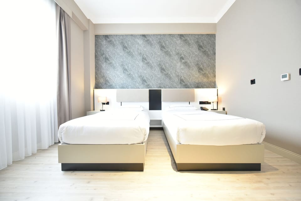 Deluxe Twin Room | In-room safe, desk, laptop workspace, WiFi (free)