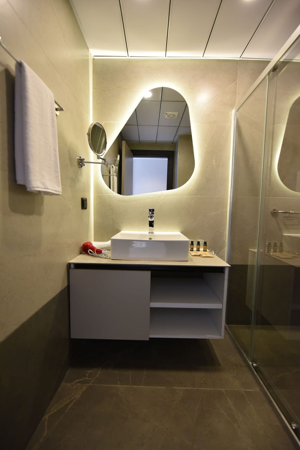 Deluxe Twin Room | In-room safe, desk, laptop workspace, WiFi (free)