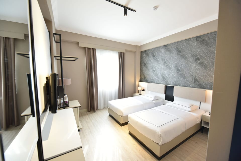 Deluxe Twin Room | In-room safe, desk, laptop workspace, WiFi (free)