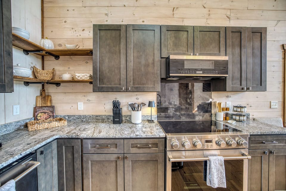 Thoughtfully stocked with cookware, utensils, spices, and everything needed for home-cooked meals. Whether you're grilling on the deck, preparing a family dinner, or hosting a group getaway, Aska Splash has the space and amenities to make dining easy.