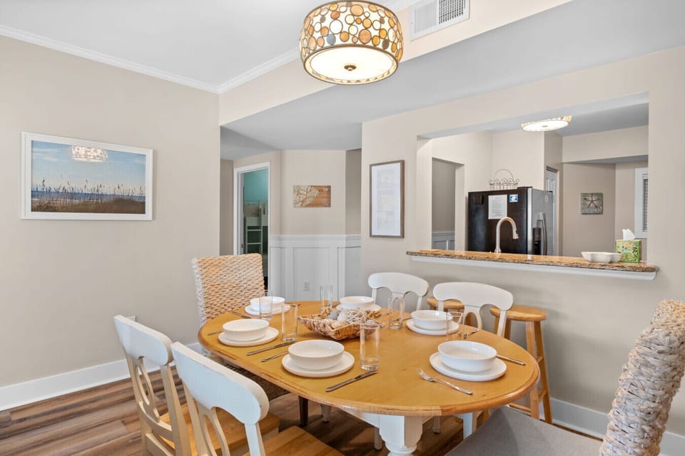 Dining Area with Seating for 6 and 2 Bar Stools
