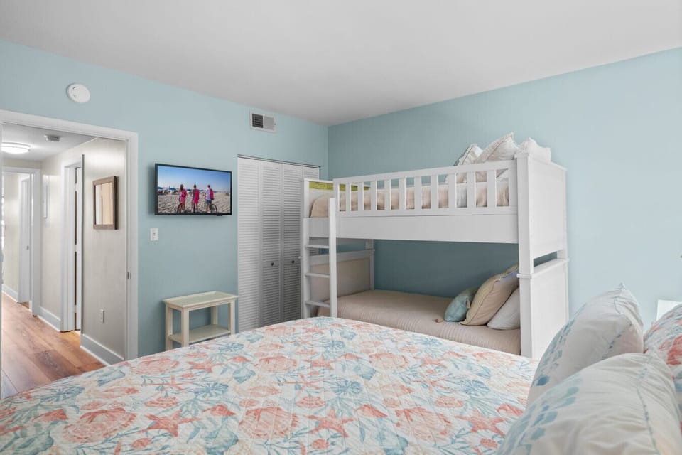 Guest Bedroom with Queen and Bunk Beds and Private Bathroom