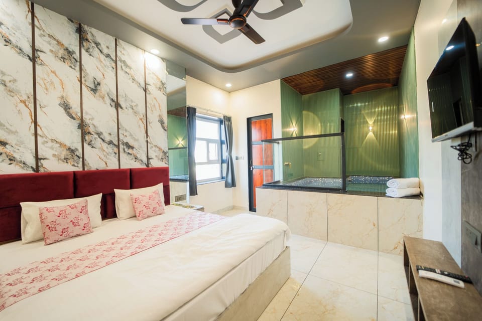Suite Room with Private Pool | Desk, WiFi (free), bed sheets