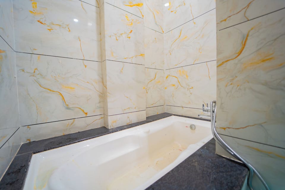 Deep soaking bathtub