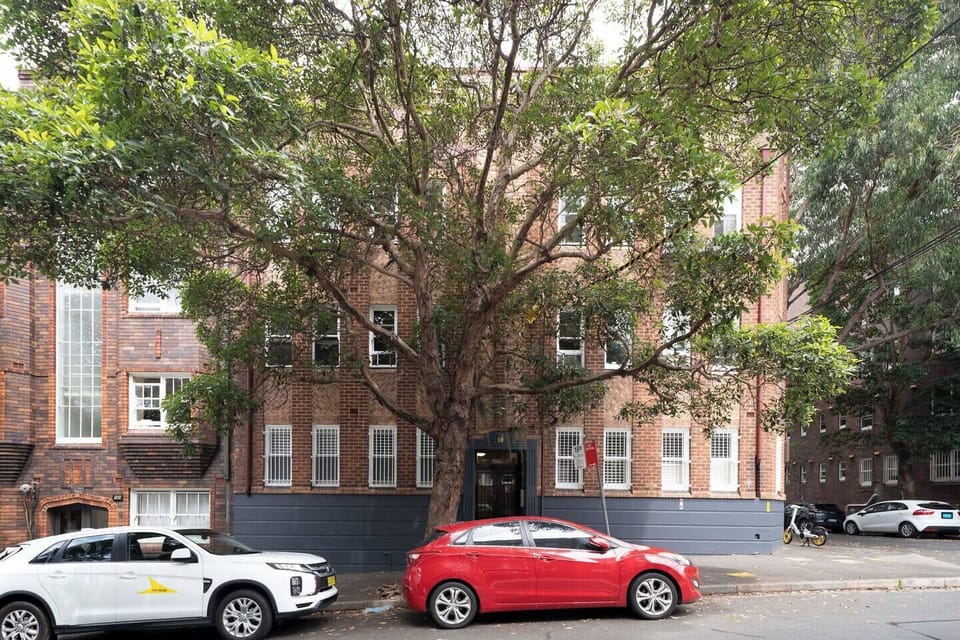 Stay in a classic brick Darlinghurst building set on a leafy inner-city street while being conveniently close to everything.