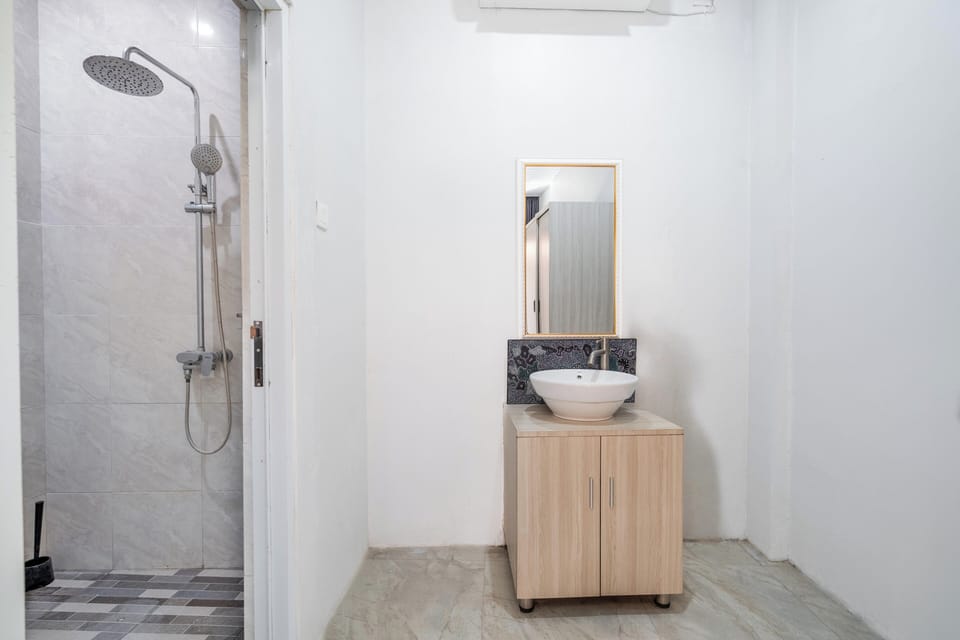 Deluxe Suite | Bathroom | Shower, slippers, towels, soap