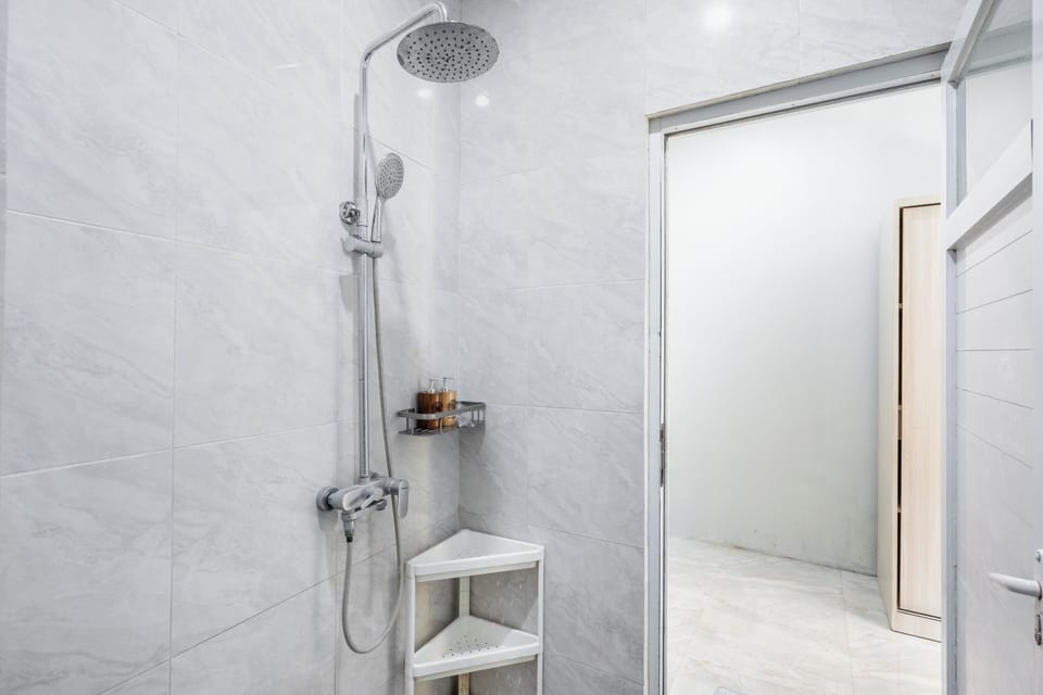 Deluxe Suite | Bathroom | Shower, slippers, towels, soap